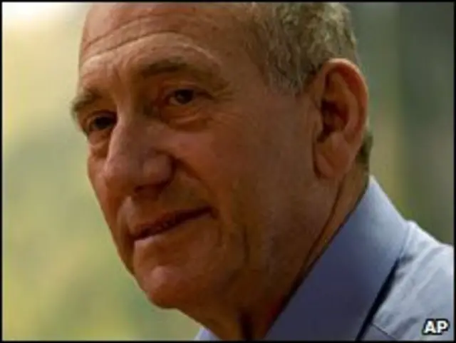 Ehud Olmert terbawa-bawa dalam banyak skandal korupsi