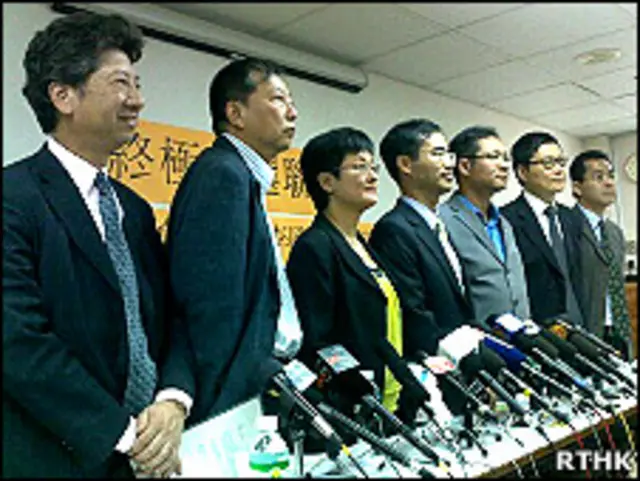 香港“终极普选联盟”代表与中联办官员见面后会见传媒（香港电台图片26/5/2010）