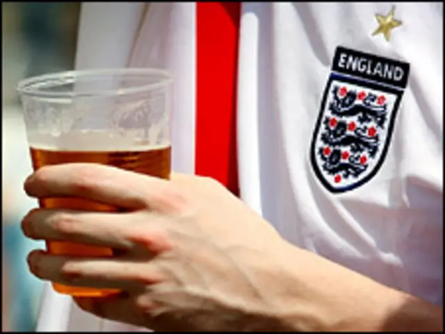 Болельщик сборной Англии с пинтой пива