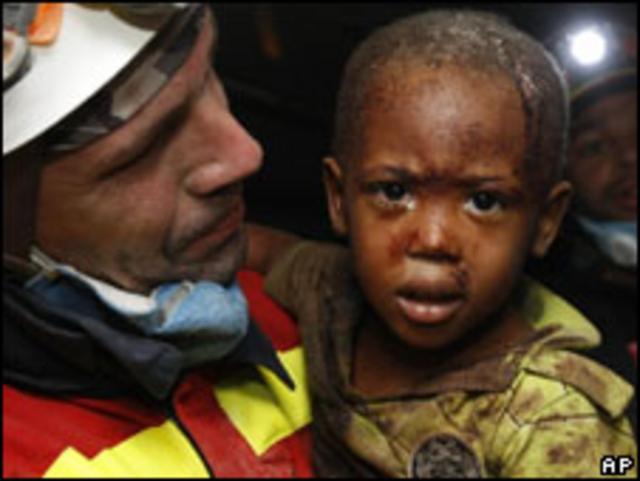 Niño rescatado en Haití
