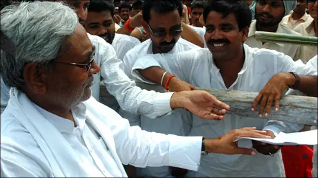 नीतीश कुमार जनता के बीच