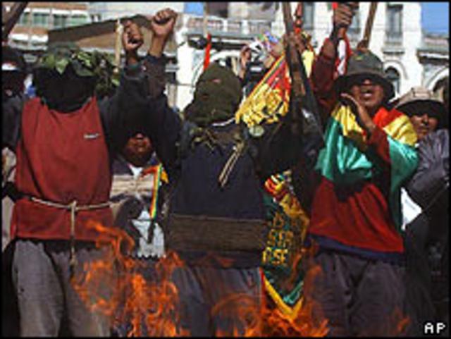 Un grupo de hombres protesta en Bolivia