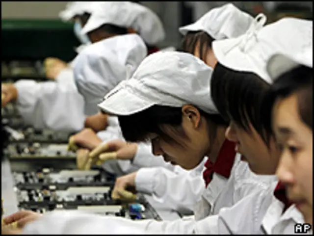 Para pekerja di pabrik Foxconn
