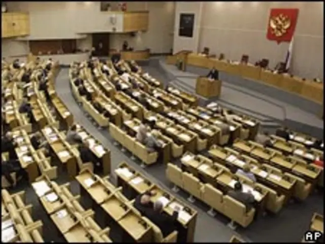 Пустые кресла в зале заседаний Госдумы