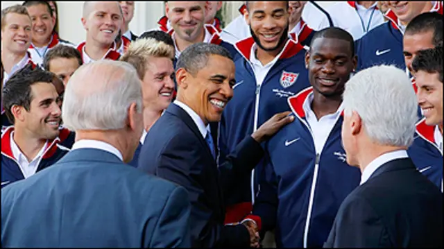 اوباما يستقبل اعضاء المنتخب الامريكي بحضور بايدن وبيل كلينتون