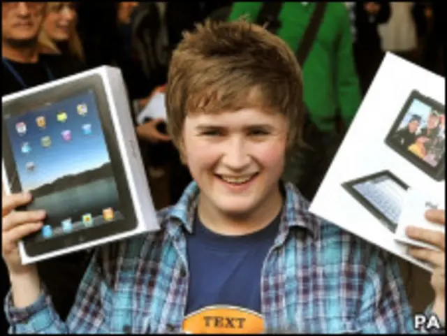 Подросток держат в руках iPad