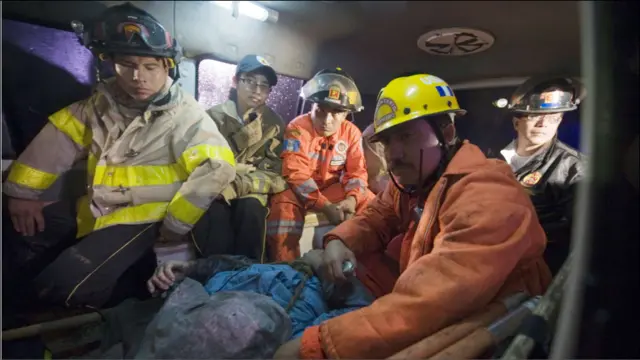 Rescatistas con el cuerpo del periodista Aníbal Archila