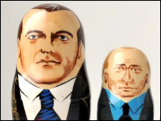 Матрешки с изображениями Медведева и Путина