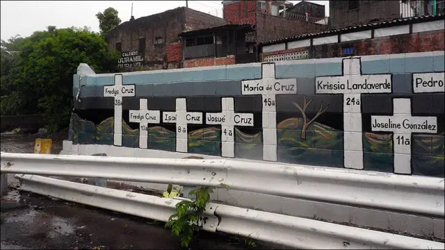 Cruces en memoria de los fallecidos el año pasado en las inundaciones.