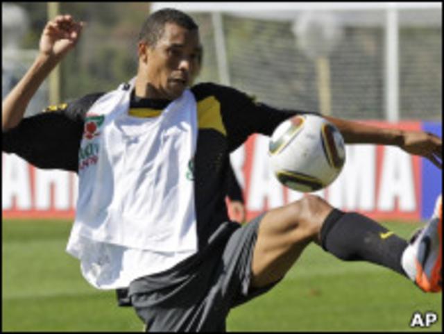 Luis Fabiano treina com a bola da Copa