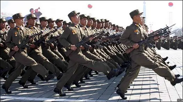 Soldados norcoreanos marchando en Pyongyang 
