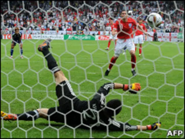 حارس اليابان يصد ضربة جزاء