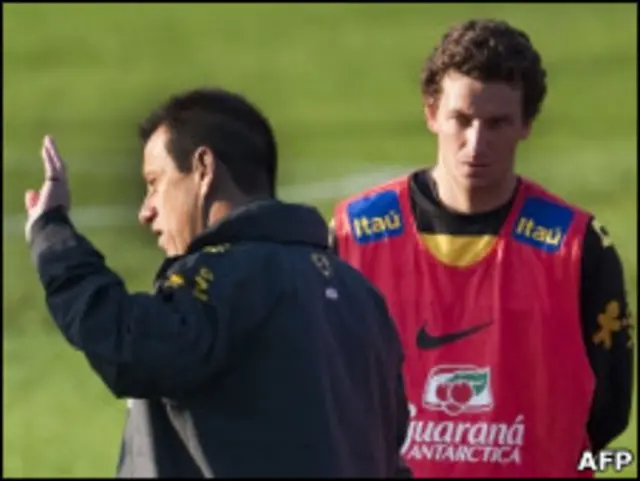 Elano ouve instruções de Dunga durante treino