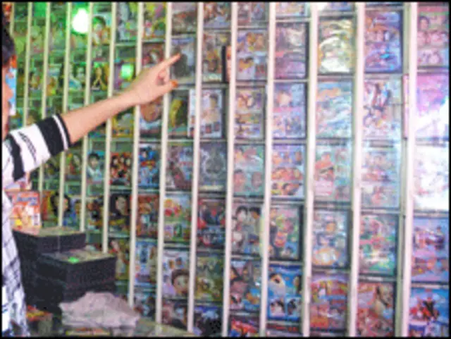 پشاور کے مضافاتی علاقوں میں اس سے پہلے بھی سی ڈیز سینٹرز پر بم حملے ہو چکے ہیں