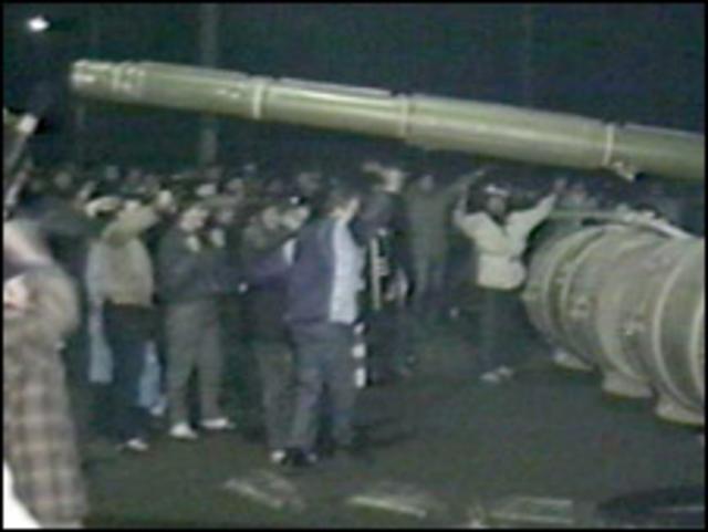 Советскимй танк и защитники вильнюсского телецентра 12 января 1991 года
