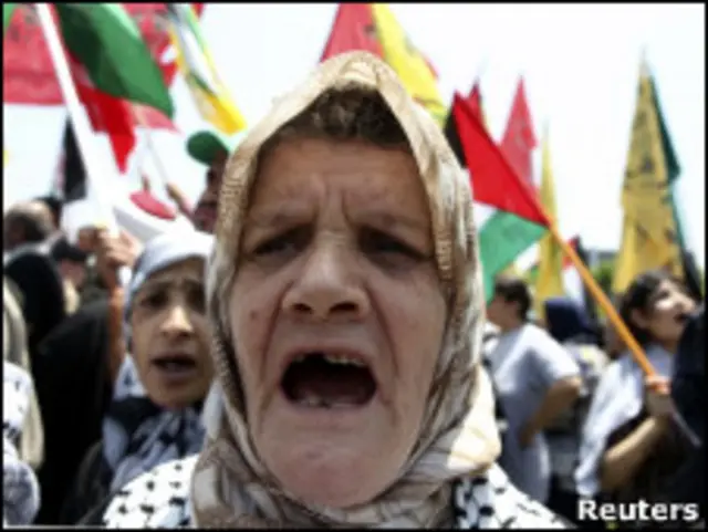 Refugiada palestina protesta em Beirute contra ação israelense