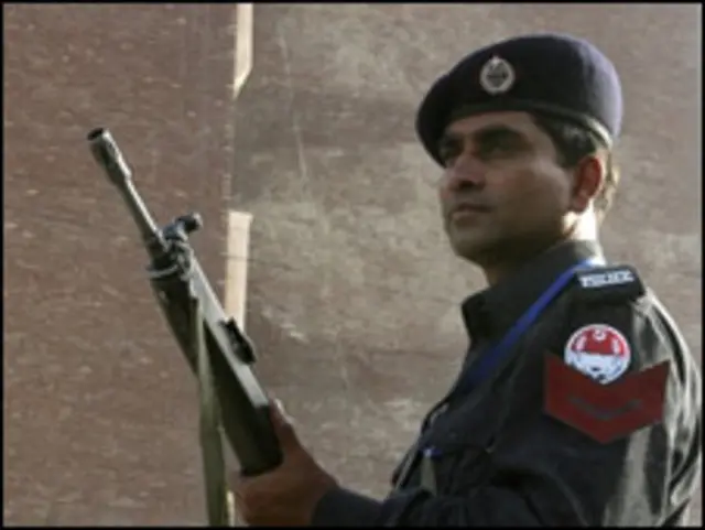 پولیس اہلکار(فائل فوٹو)