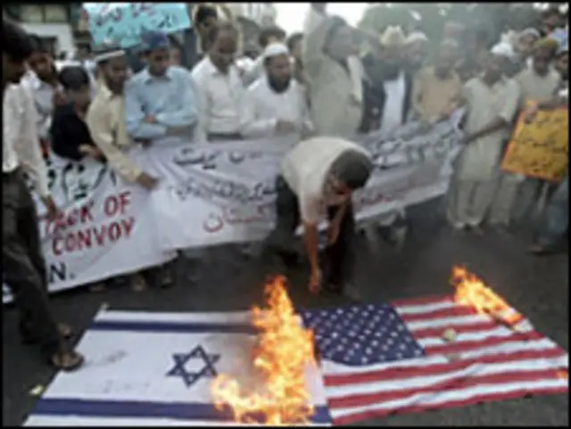 Протестующие сжигают флаги США и Израиля