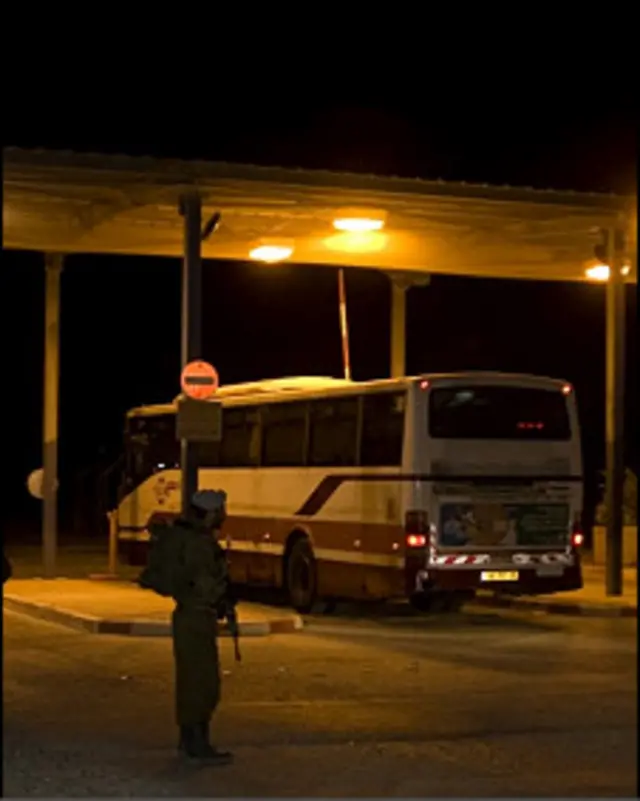 Konvoi bus mengangkut aktivis yang dibebaskan Israel ke Yordania