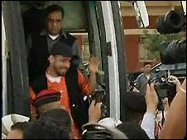 Massa simpatisan menyambut aktivis yang baru dibebaskan 