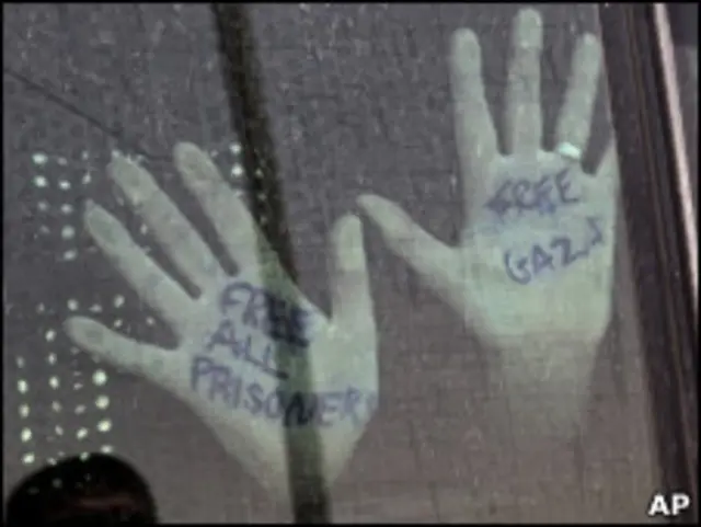Руки задержанного с "Флотилии свободы" с надписью "Свободу Газе"