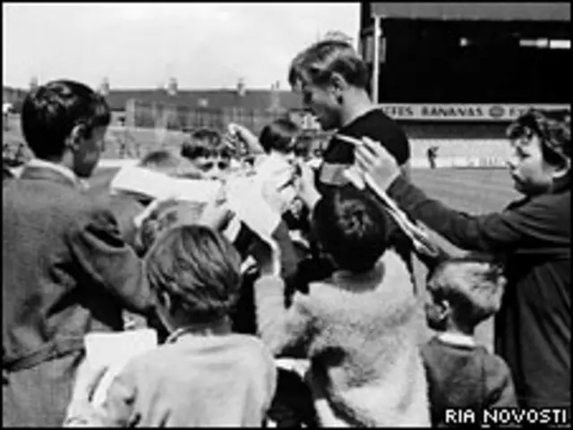 Лев Яшин дает автографы