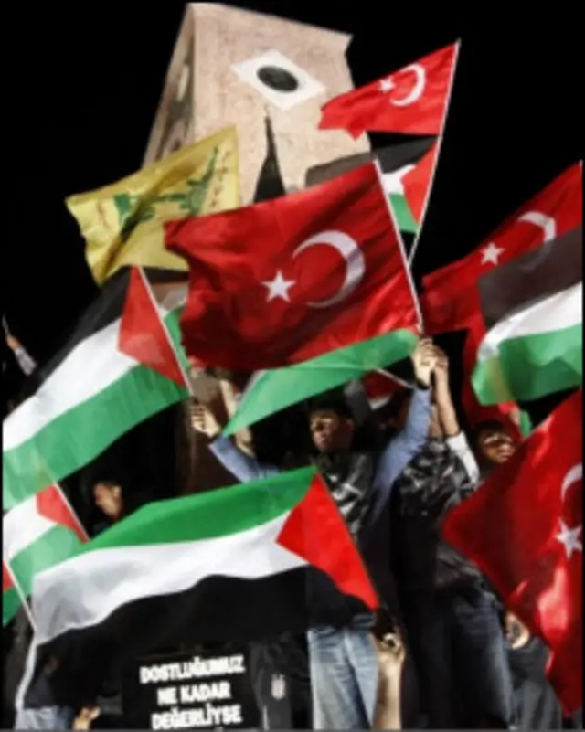 Massa melambaikan bendera Turki dan Palestina di bandara