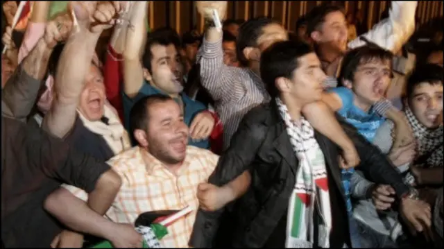 Massa menyambut aktivis yang baru dibebaskan Israel di bandara Istanbul