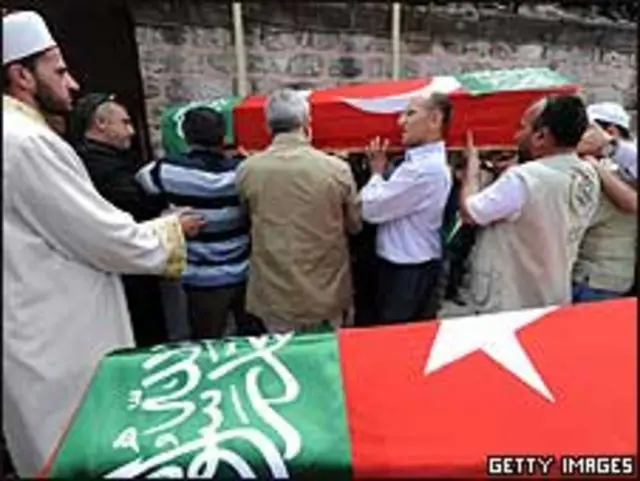 Ataúdes llegan a la mezquita de Fatih en Estambul