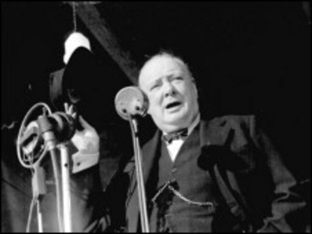 Черчилль перед микрофонами