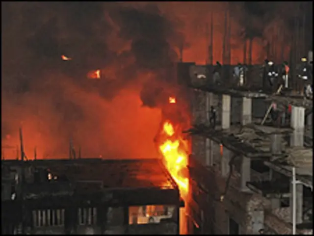 Kobaran api melalap banyak bangunan yang dibangun berdekatan