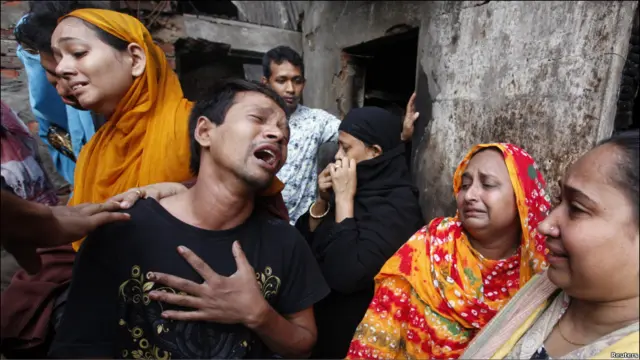 Жители Дакки оплакивают родных