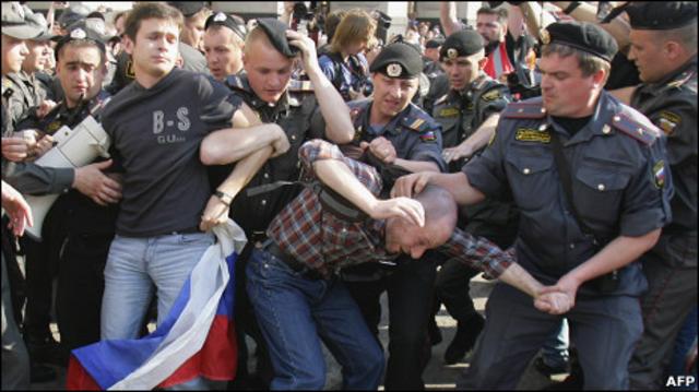 Милиция задерживает Илью Яшина и еще одного участника митинга 31 мая