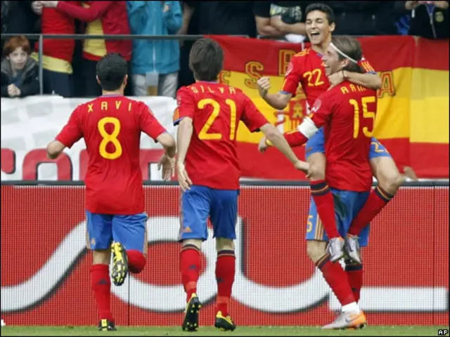 La selección española celebra un gol.
