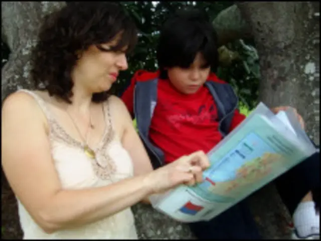 Mariana Castro con su hijo