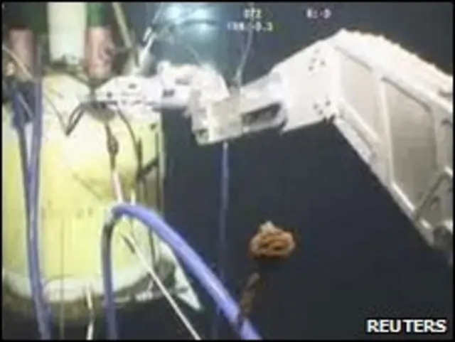 Penutup LMRP diletakkan di pipa yang retak