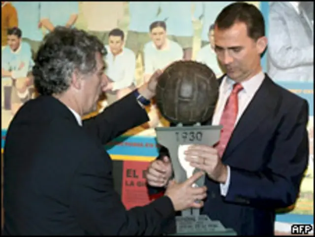 Испанский принц Фелиппе и глава футбольной федерации Испании держат в руках мяч, который использовался во время финала в 1930 году