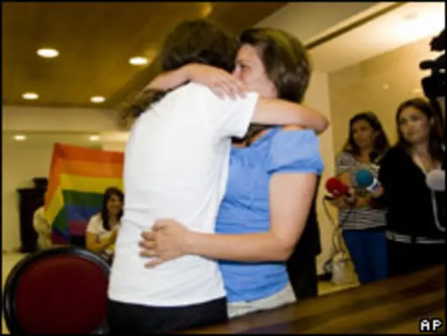 Helena Paixao e Teresa Pires se abraçam após casamento. Crédito: AP Photo/ Francisco Seco