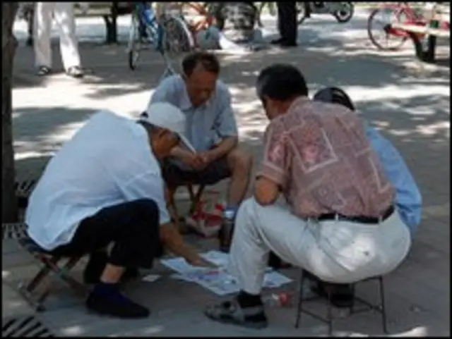 Bao cao su và cờ tướng đều có thể thấy tại công viên Dongdan