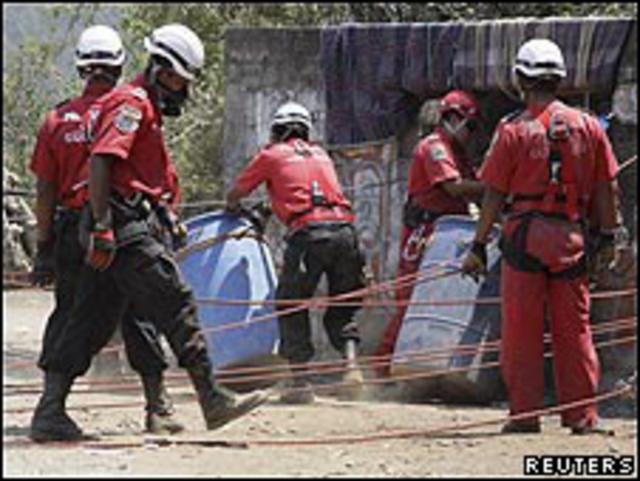 Rescatistas exhuman fosa clandestina en el estado de Guerrero