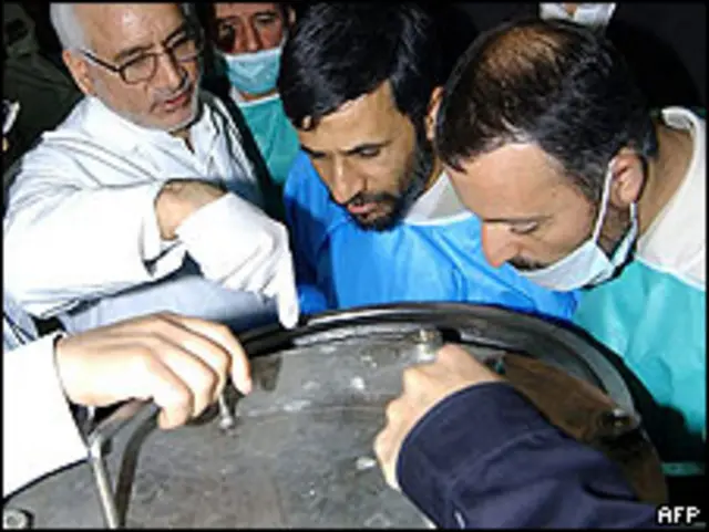 Ilmuwan Iran di pusat reaktor tenaga nuklir di Nawantz