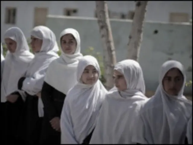 راپور وايي وسله وال هغه نجونې په نښه کوي چې ښوونځي ته ځي. 