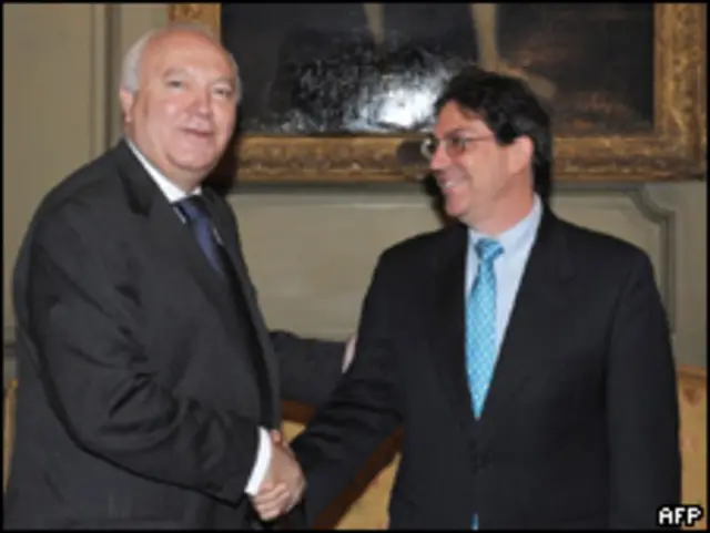 El canciller cubano, Bruno Rodríguez (dcha) y su par español, Miguel Ángel Moratinos, en París.