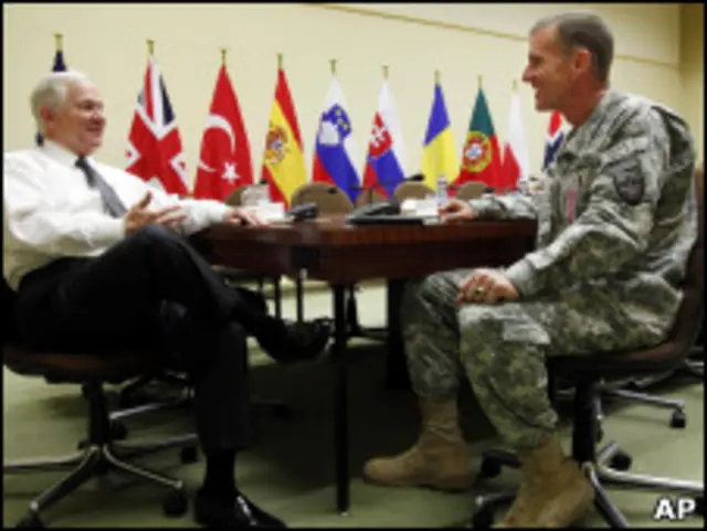 ماكريستال وروبرت جيتس