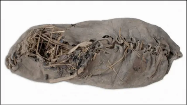 आर्मीनिया की एक गुफ़ा में 5,500 साल पुराना चमड़े का जूता मिला