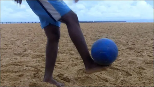 افغانستان په وچه کې ګېر هېواد دی او لوبډله خپل تمرينونه سمندرغاړې ته په ورته ځايونو کې کوي