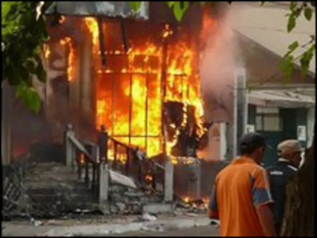 اضرام النيران في المنازل