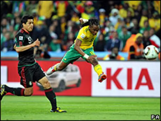 Tshabalala comemora o primeiro gol da Copa de 2010