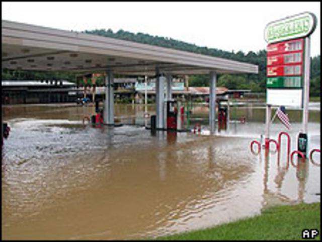Gasolinera inundada por el desbodamiento del Caddo River, en Arkansas.