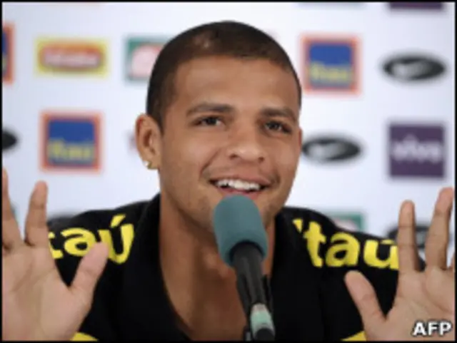 O volante Felipe Melo durante a entrevista